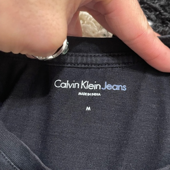 EUC Women’s Size Medium Calvin Klein Jeans Cropped Tee With Logo Patch Pocket - Picture 5 of 8